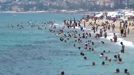 Kavurucu Sıcaktan Bunalanlar Sahile İndi