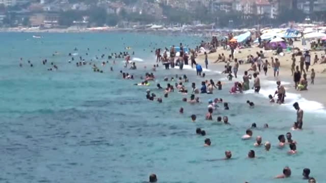 Kavurucu Sıcaktan Bunalanlar Sahile İndi