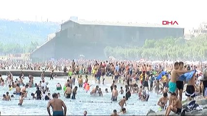 Sıcaktan Bunalanlar Sahillere Akın Etti; Menekşe Plajı Doldu