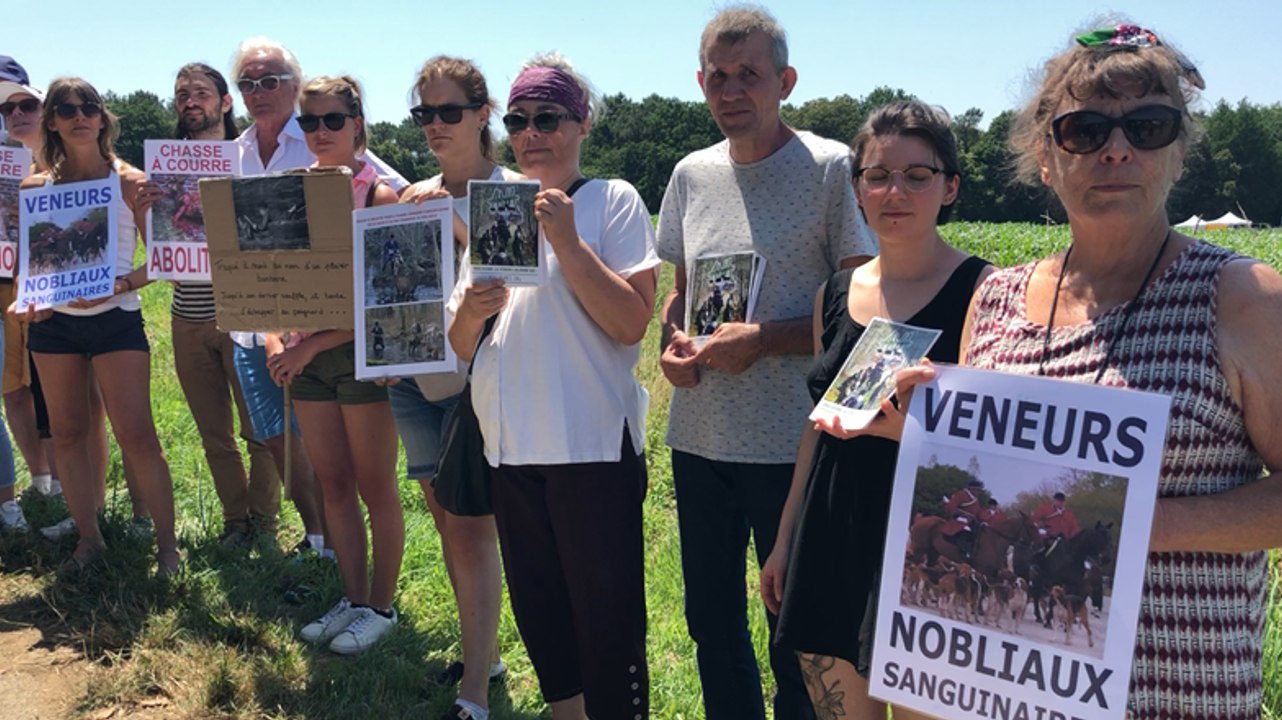 Des opposants anti-vénerie à la fête de la chasse