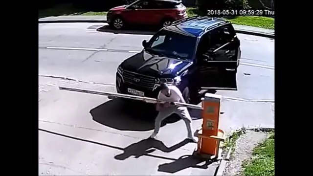 Il détruit la barrière du parking mais n'a pas vu la police derrière lui