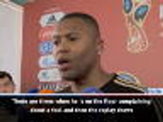 Descargar video: Neymar does dive sometimes but he gets kicked a lot - Julio Baptista