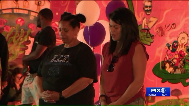 Hundreds Gather to Mourn Father, Four Daughters Killed in Car Crash