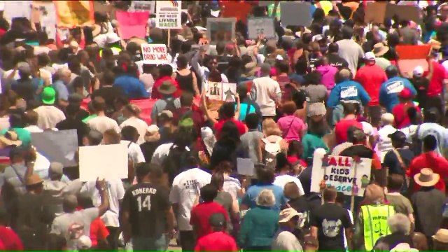 Thousands of Anti-Violence Protesters Shut Down Chicago Interstate