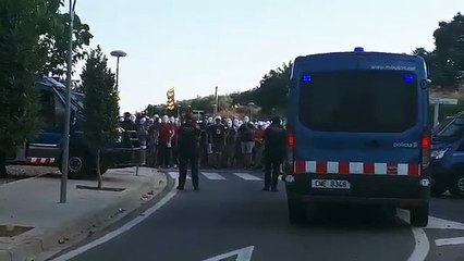 Independentistas increpan a los asistentes al campus de VOX