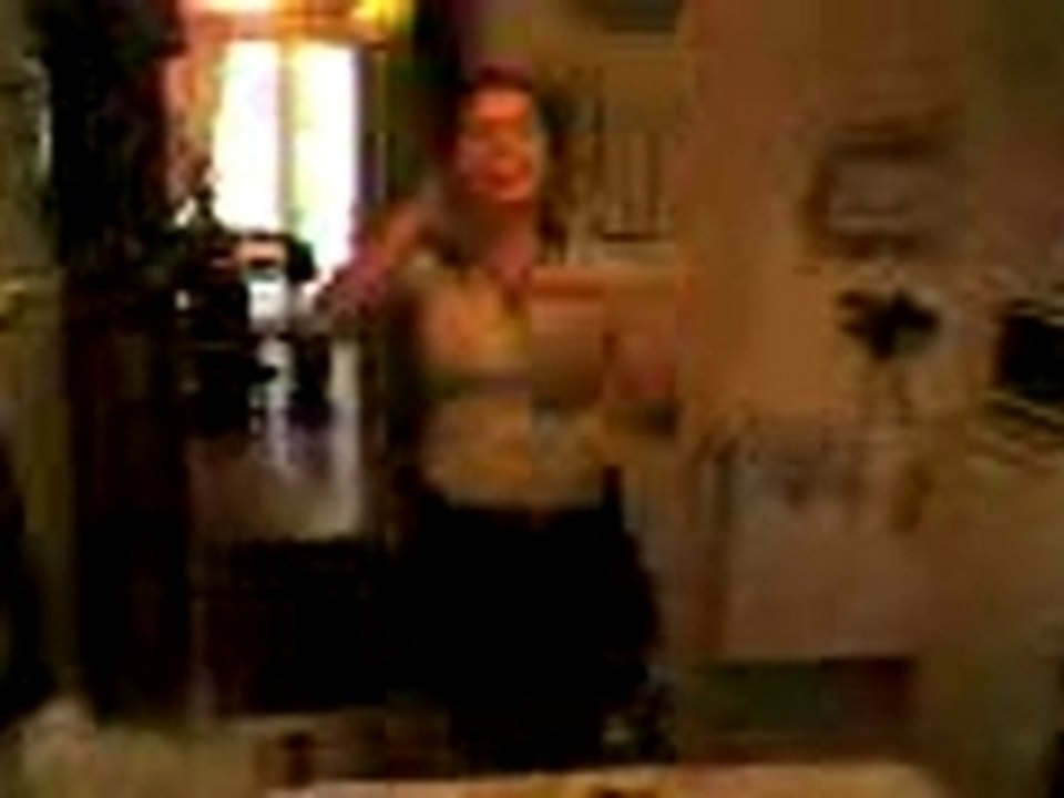 Julie qui essaille de faire de la tecktonik mdr