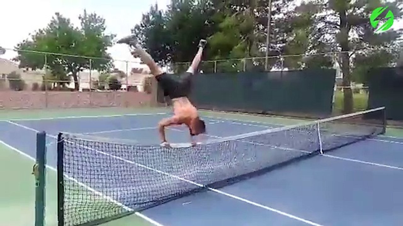 Il réussit à tenir en équilibre sur les mains sur un filet de tennis