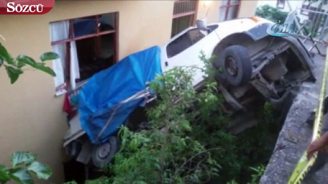 Tokat’ta yokuş aşağı kayan kamyonet eve girdi