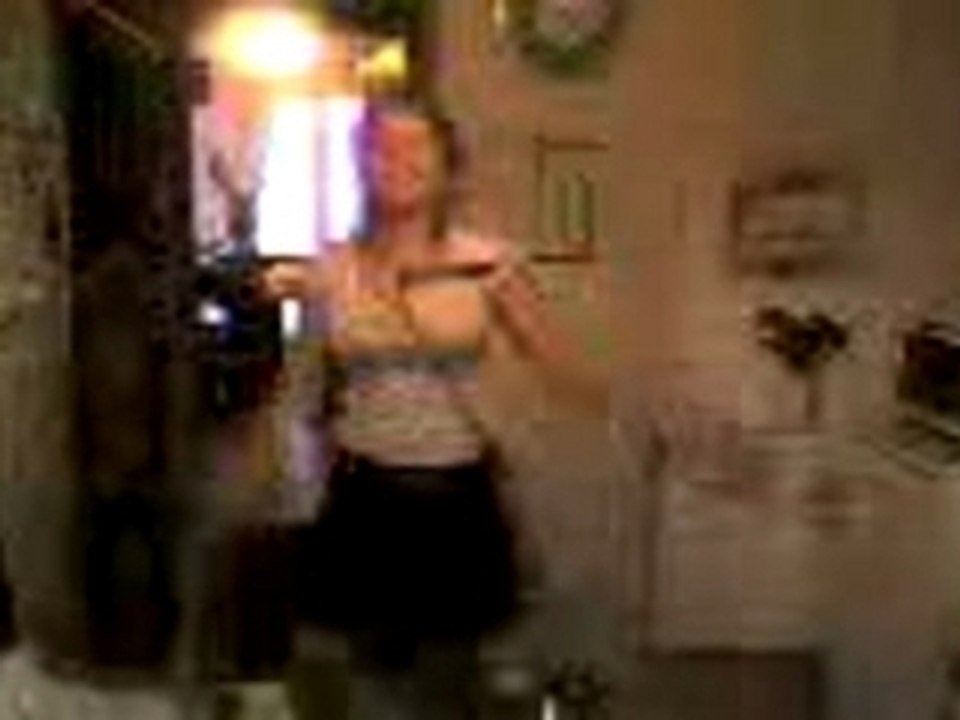 Julie qui essaille de faire de la tecktonik mdr