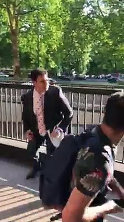 Naujawan Ne London Mein Nawaz Sharif Ko Bhagne Per Majboor Kar dia