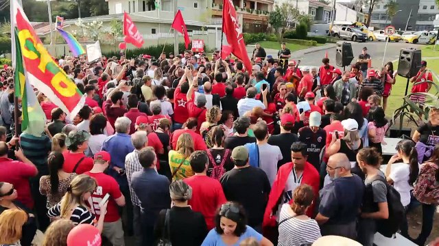 Apoiadores de Lula protestam em Curitiba