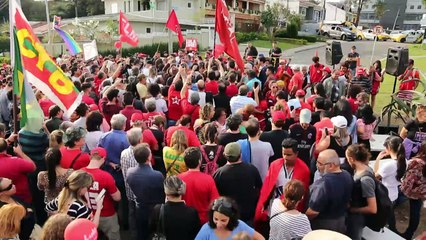 Apoiadores de Lula protestam em Curitiba