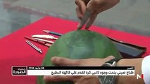 طباخ صيني ينحت وجوه لاعبي كرة القدم على فاكهة البطيخ