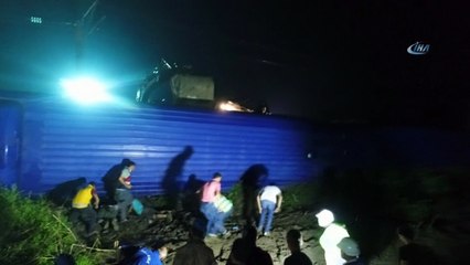 Tren kazası sonrası kurtarma çalışmaları havadan böyle görüntülendi