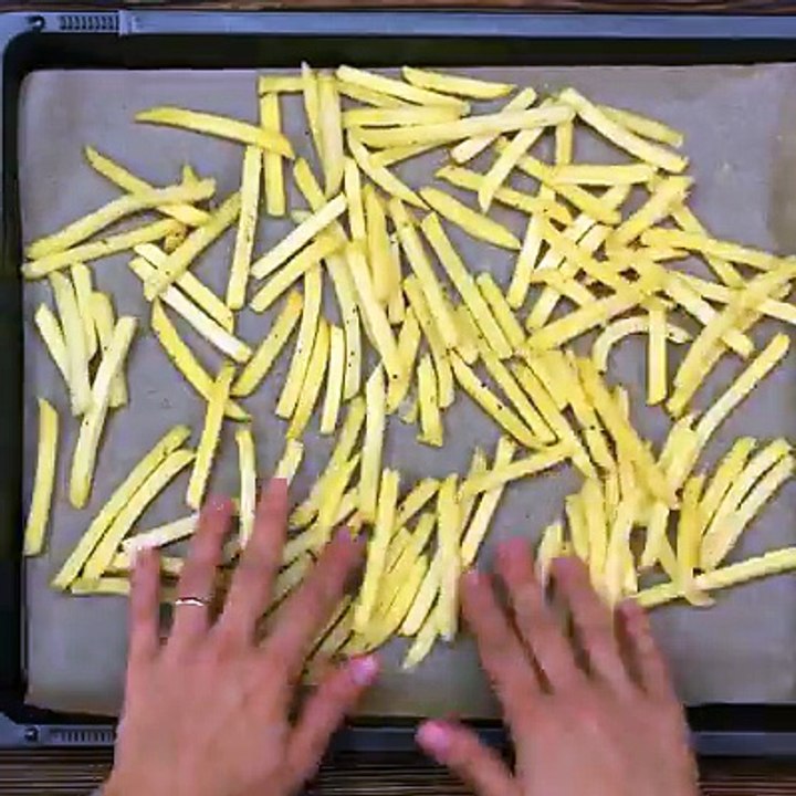 Pommes, Huhn und Käse - alles in einem! Der Hühnchen-Pommes Auflauf wird dazu noch mit Bacon gemacht ZUM REZEPT 