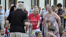 Report TV - Tensione te protesta për Teatrin, Maks Velo: Jo luftë siç tha ai palaçua!