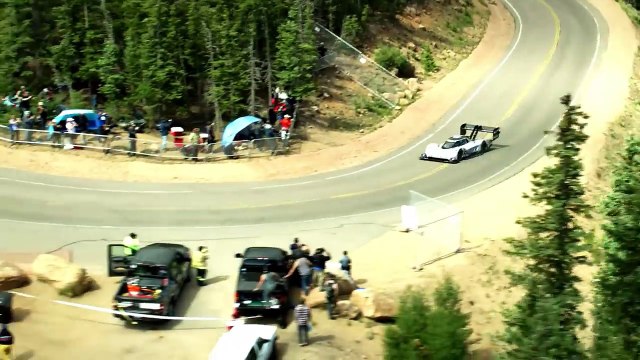 Record de la Volkswagen I.D. R Pikes Peak vue depuis un hélicoptère