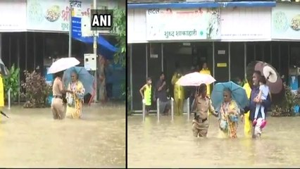 Mumbai Rains: मुंबई पुलिस ने पेश की मिसाल, घुटनों तक पानी में वृद्ध कपल को पार कराया रास्ता