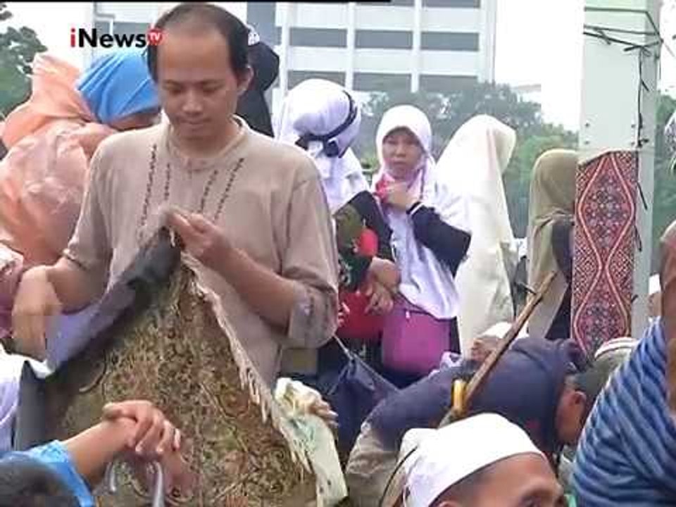 Polisi mengalihkan arus lalu lintas di sekitar Masjid Istiqlal - iNews Siang 11/02