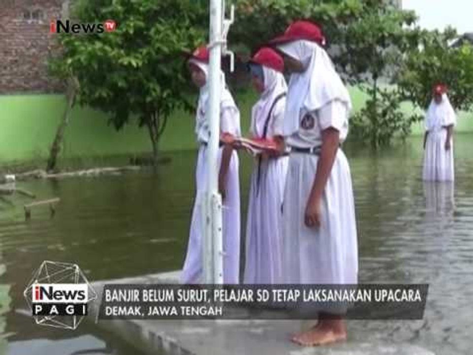 Pelajar SD melakukan kegiatan Upacara Bendera di tengah banjir yang belum surut - iNews Pagi 14/02
