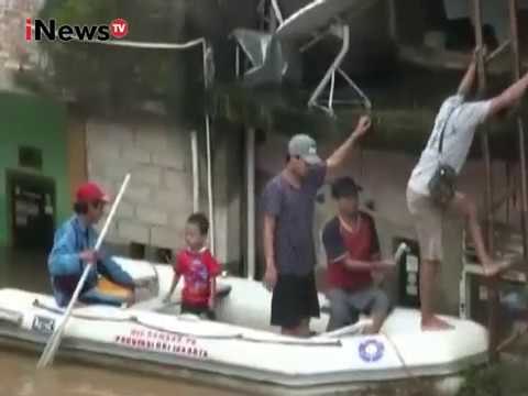 Banjir Setinggi Hampir 2 Meter, Warga Arus Cawang Beraktivitas Menggunakan Rakit - iNews Siang 16/02
