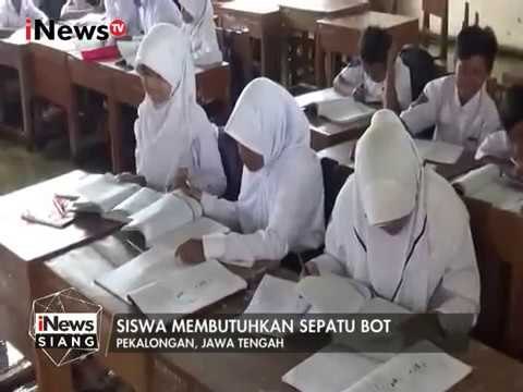 Ratusan Siswa di Pekalongan Belajar Diatas Genangan Banjir - iNews Siang 21/02