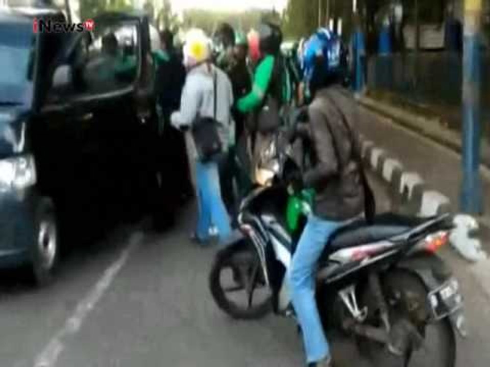 Seorang pengemudi ojek online jadi korban tabrak lari angkot - iNews Malam 09/03