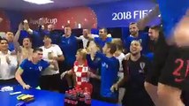 رئيسة كرواتيا تحتفل مع اللاعبين بالتأهل على حساب روسيا في غرف تبديل الملابس