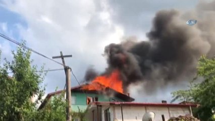 Sakarya'da Evin Çatısı Alev Alev Böyle Yandı