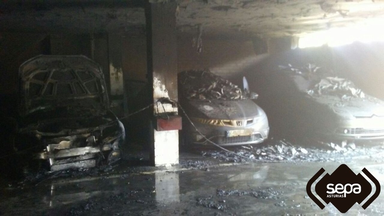 Un incendio calcina 2 coches y daña a otros 2 en un garaje de Candás, Asturias