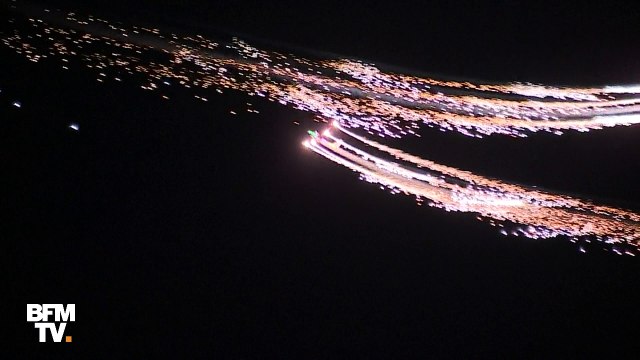 Le spectacle magnifique de feux d’artifice tirés depuis des avions et paramoteurs