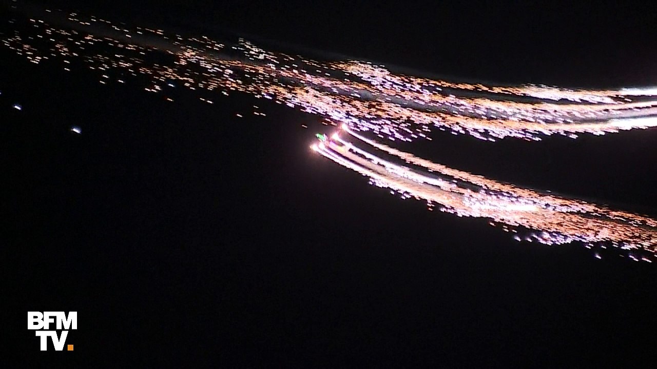 Le spectacle magnifique de feux d’artifice tirés depuis des avions et paramoteurs