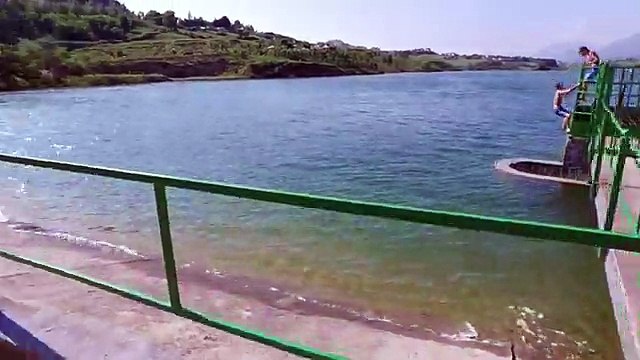 Live nga liqeni i Farkës ku njerëzit pas tërmetit bëjnë plazh.