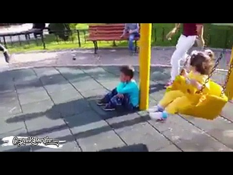 Parkta Oyun Oynayan Çocukları İzleyen Ufak Suriyeli ve Onu “Uçak Geliyor Bomba Atacak” Diye Kandıran Vicdansız Yurttaşı