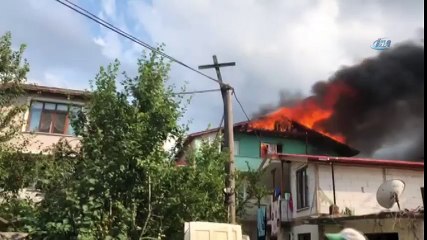 Sakarya'da Evin Çatısı Alev Alev Böyle Yandı