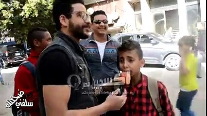 طفل يقتحم الكاميرا ليغني فكانت المفاجأة مذهلة