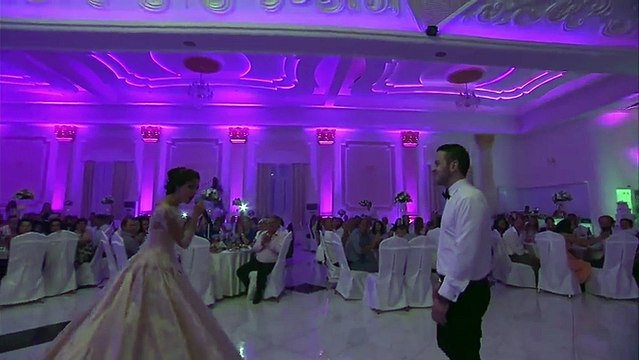 فتاة تغني لحبيبها أغنية غربية رومنسية جداً في ليلة عرسهما... وهو يقف مذهولاً!!