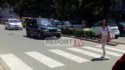 Elbasan, po kalonin te vijat e bardha, mjeti përplas nënën me djalin 10 muajsh në karrocë