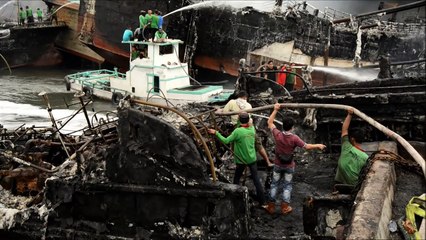 حريق يأتي على عشرات الزوارق في مرفأ بالي