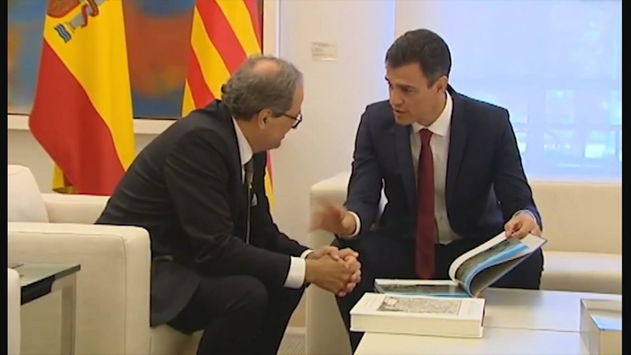 Pedro Sánchez recibe sonriente a Quim Torra en La Moncloa