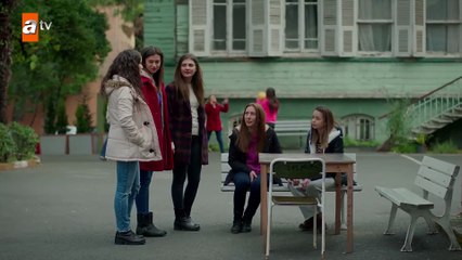 Kızlarla tanışan Zeyno! - Kırgın Çiçekler 25.Bölüm