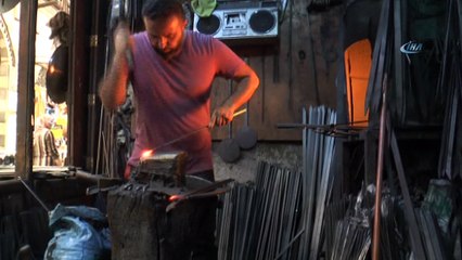 60 derece sıcaklıkta kebap şişi üretiyor