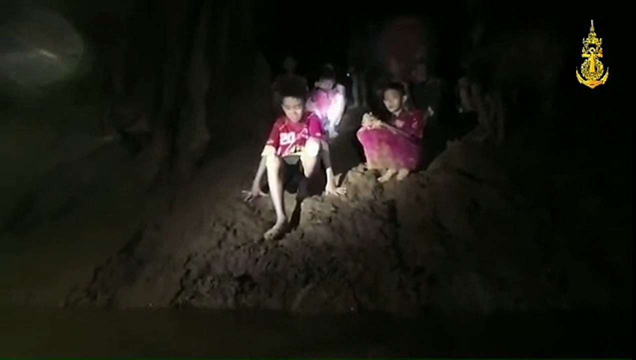 Les images des 12 ados et leur entraineur de foot piégés 9 jours dans une grotte en Thaïlande