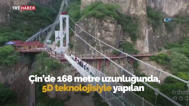 Çin'de 5D teknolojili cam asma köprü ziyarete açıldı