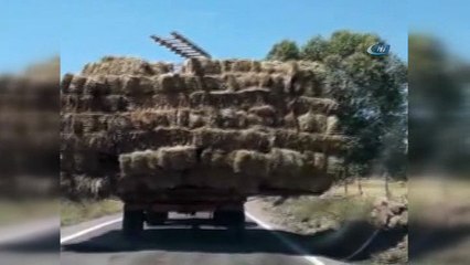 Saman yüklü traktörün tehlikeli yolculuğu