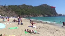 Antalya Sıcaktan Bunalan Soluğu Sahilde Aldı