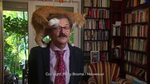 Donner une interview avec son chat sur les épaules (Pologne)