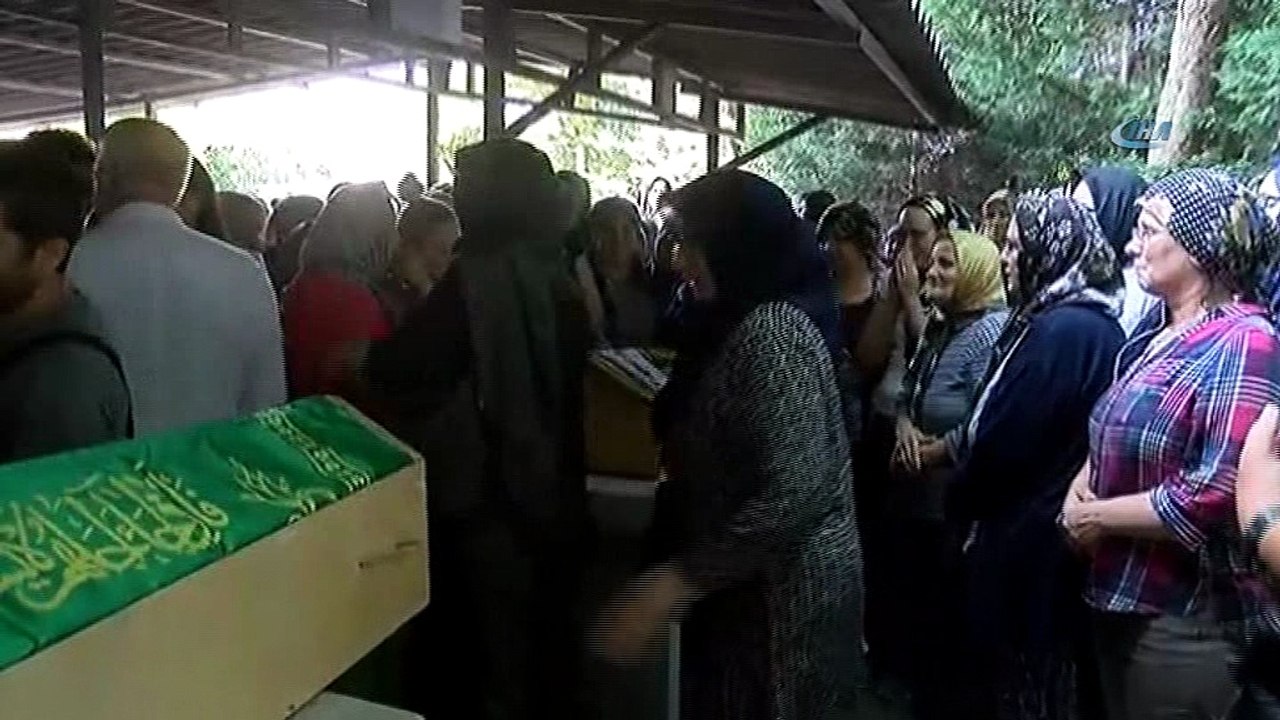 Tren kazasında hayatını kaybeden Beren Kurtuluş, Derya Kurtuluş ve Emel Duman son yolculuklarına uğurlandı