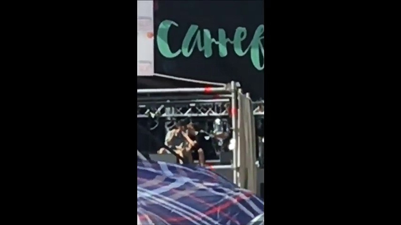 Agoney y Raoul sentandos juntos y hablando en los ensayos del Carrefest 2018 Castellon 7-7-18
