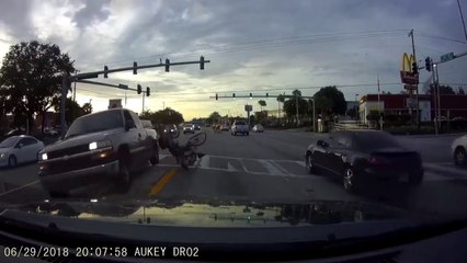 Un cycliste se fait percuter par un conducteur fou... Impressionnant